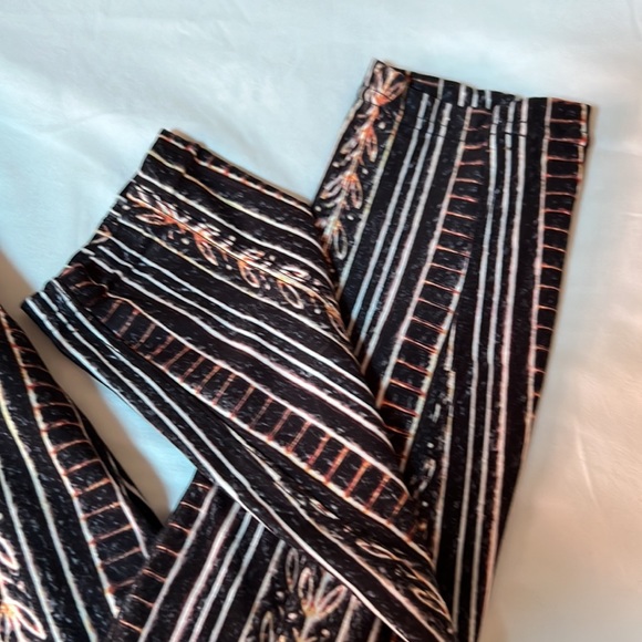 Wolven Zephyr Crossover Pocket Legging - Picture 2 of 6